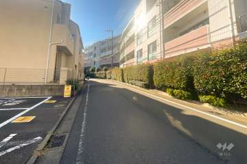 敷地南東側の前面道路（南西側から）