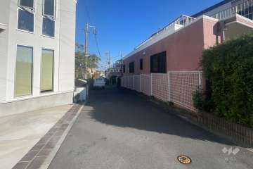 敷地北側の前面道路（西側から）