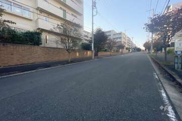 敷地の北東側前面道路（南東側から）