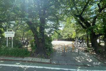 敷地に隣接する宮前平公園　