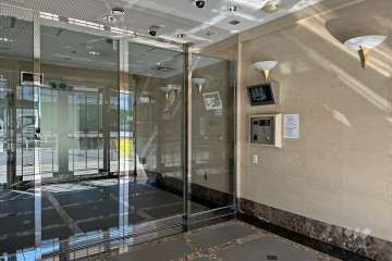 エントランスはオートロック付きです。