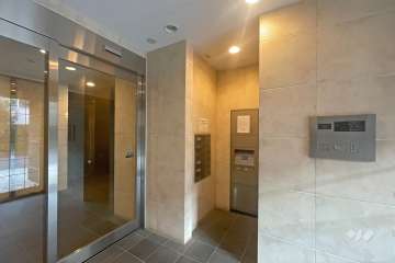 エントランスはオートロック付きです。