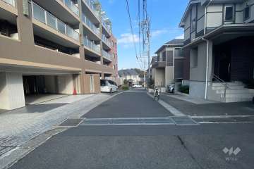 敷地南側の前面道路（西側から）