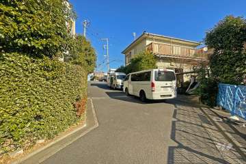 敷地の東側前面道路（南側から）