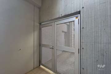 屋内に設けられた駐輪場の出入り口