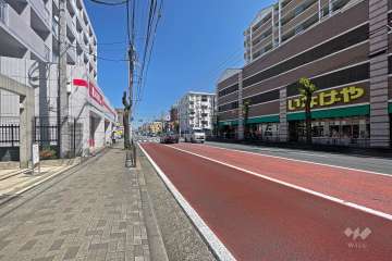 敷地南側の前面道路は尻手黒川道路です（西側から）