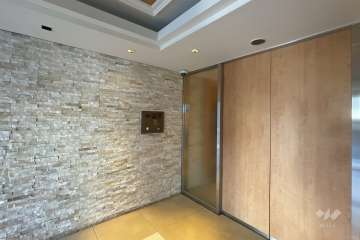 エントランスはオートロック付きです。