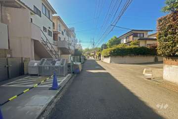 敷地北東側の前面道路（南東側から）