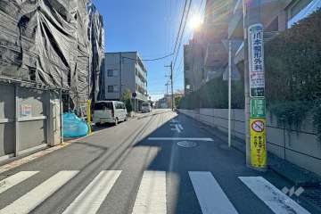 敷地東側の前面道路（北側から）