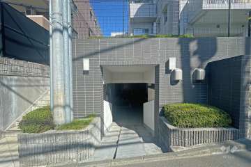 屋内に設けられた駐輪場の出入り口