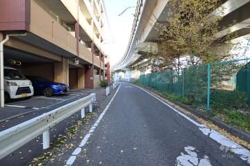 敷地南側の前面道路（西側から）