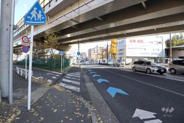 敷地南西側の前面道路（北西側から）