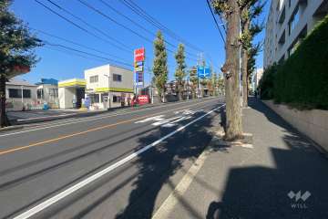 敷地西側の前面道路
