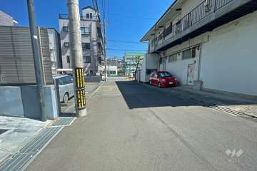 敷地東側の前面道路（南側から）