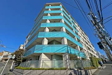 ロイヤルシーズン宮前平の外観（南西側から）