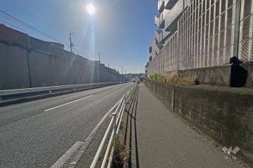 敷地の北側前面道路は国道246号線です（東側から）。