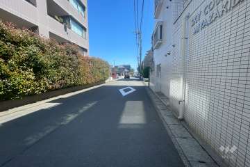 敷地北東側の前面道路（北西側から）