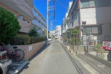 敷地東側の前面道路（南側から）