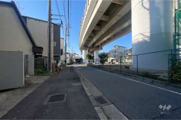 敷地北西側の前面道路（北東側から）