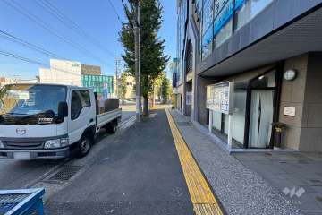 敷地の北側前面道路（西側から）