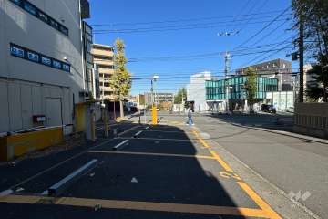 敷地の東側前面道路（南側から）