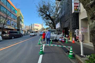敷地の北側前面道路（西側から）
