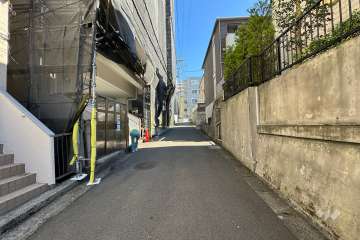 敷地の南側前面道路（西側から）