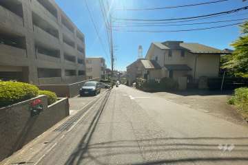 敷地南側の前面道路（西側から）