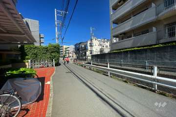 敷地北側の前面道路（東側から）