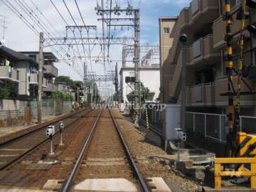 マンション北側に阪急神戸線が通っています。