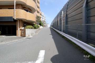 敷地東側の前面道路