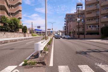 敷地北西側の前面道路(南西側から)