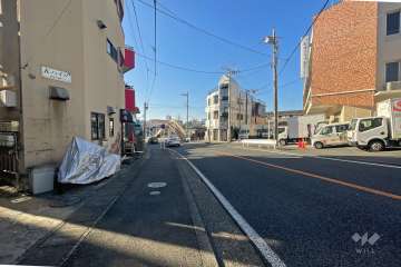 敷地北西側の前面道路（北東側から）