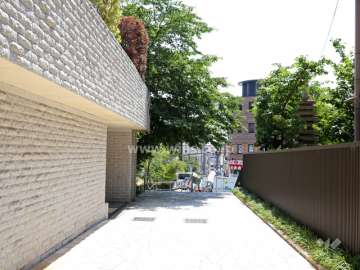 敷地は前面道路より一段高くなっています。