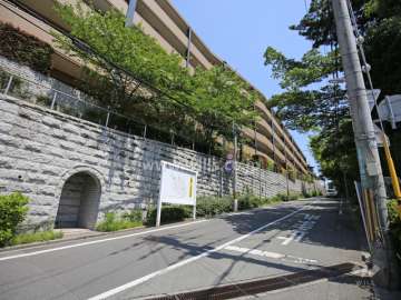 敷地東側（イーストウイング）の前面道路