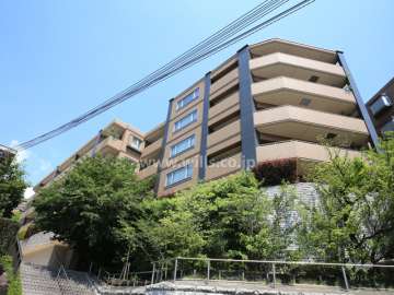 上甲東園クラシコA棟（ウエストウイング）の外観（南東側から）