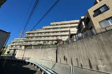 ニューウェルテラス宮前平B棟の外観（南側から）