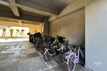 屋内に設けられた駐輪場