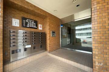 エントランスはオートロック付きです。