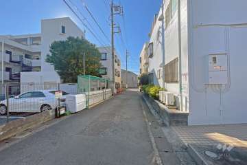 敷地の東側道路（南側から）