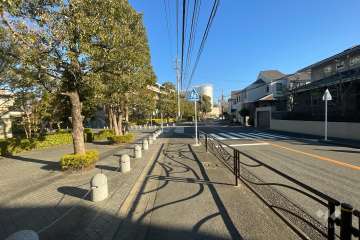 敷地の南東側前面道路（南西側から）