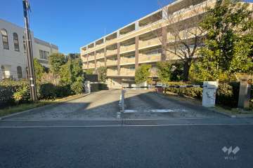 敷地南東側の駐車場出入り口（ゲート付き）