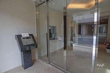 エントランスはオートロック付きです。