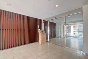 エントランスはオートロック付きです。