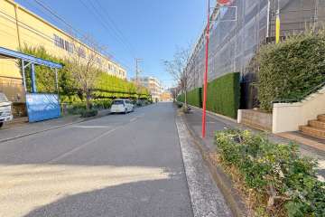 敷地北側の前面道路（西側から）