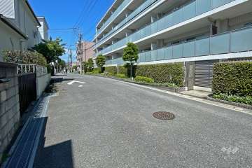 敷地南側の前面道路（東側から）