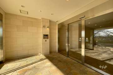 エントランスはオートロック付きです。（南西側）