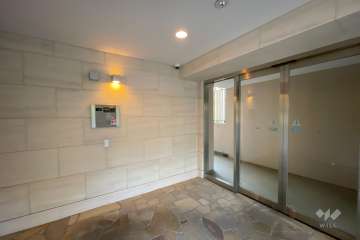 エントランスはオートロック付きです。（北東側）