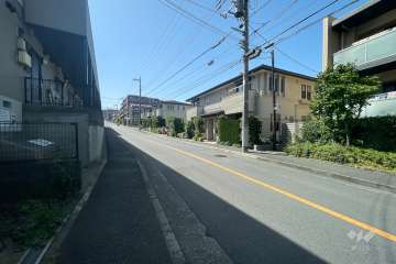 敷地南側の前面道路（東側から）