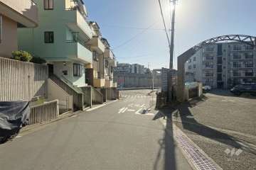 敷地北東側の前面道路